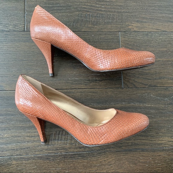 DKNY Size 7 Brown 3 Inch High Heels - Picture 6 of 10